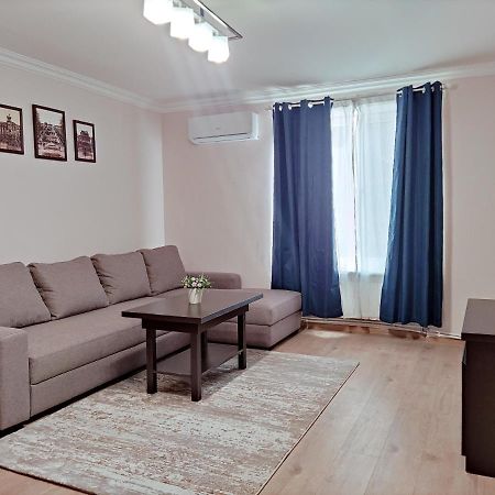 Renovated 1 Bedroom With King Size Bed In Kentron 耶烈万 外观 照片